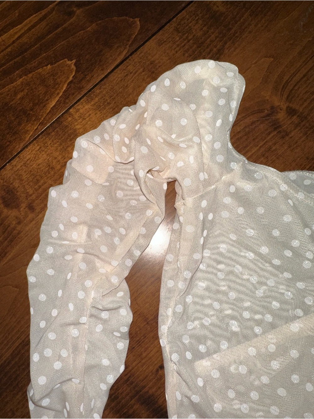 PrettyLittleThing Cream Polka Dot Sheer Ruched Long Sleeve Crop Top - Picture 4 of 6